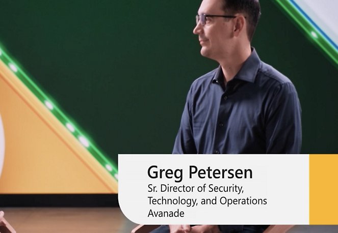 Greg Petersen, starszy dyrektor ds. technologii zabezpieczeń i działalności operacyjnej w firmie Avanade siedzący na krześle.