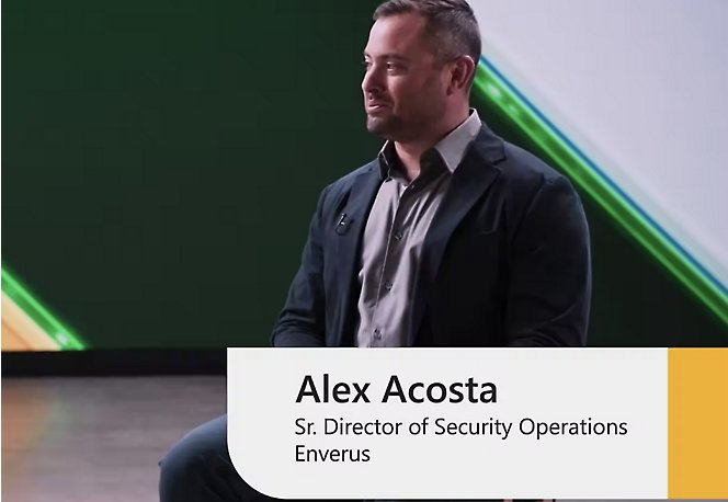 Alex Acosta ผู้อํานวยการอาวุโสฝ่ายการรักษาความปลอดภัยที่ Enverus นั่งอยู่บนเก้าอี้