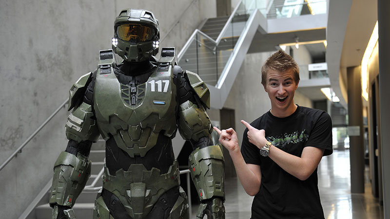 Dan Hammill posant avec le personnage robotique de Halo