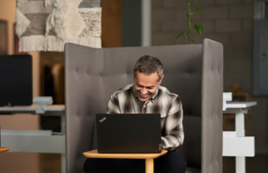 Ein Mann sitzt vor dem Laptop.