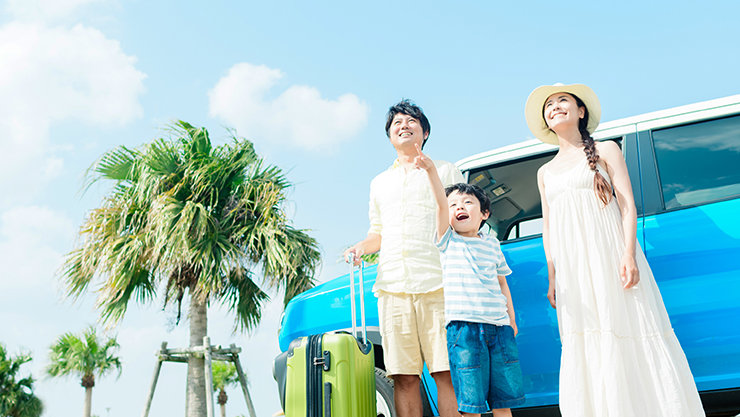 暖かい地域に旅行に来た 3 人の家族