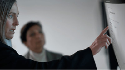 A képernyőn lévő adatokra mutató személy