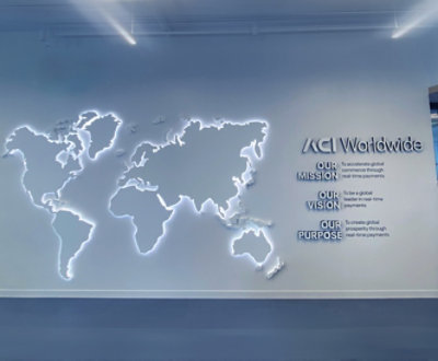 En verdenskartinstallasjon på en vegg med belyste kontinenter og teksten «ACI Worldwide – Our Mission, Our Vision, Our Purpose».