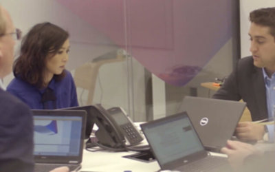 Orang-orang sedang mengadakan rapat di ruang konferensi