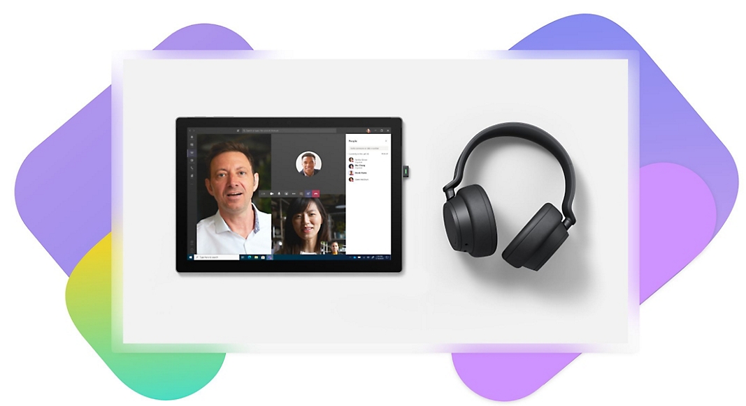 Een tablet toonde een Teams-vergadering naast een koptelefoon voor over je oor.