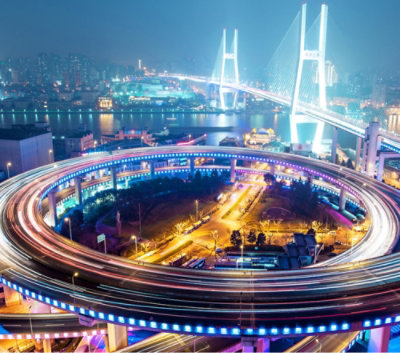 Een ronde snelweg met verlichting 's nachts.