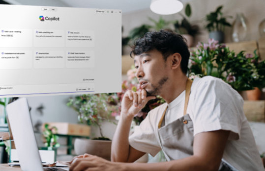 ​ノート PC で調べ物をしているショップの店員と Copilot Chat の画面