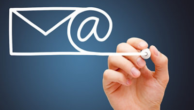 Ruka crta ikonu koverte sa simbolom „@“, koji ukazuje na komunikaciju putem e-pošte.
