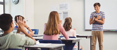 一群学生坐在课桌前。