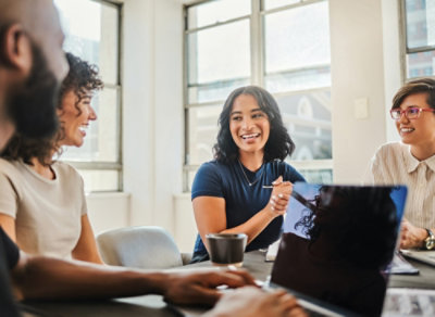 Een groep mensen die met elkaar praten