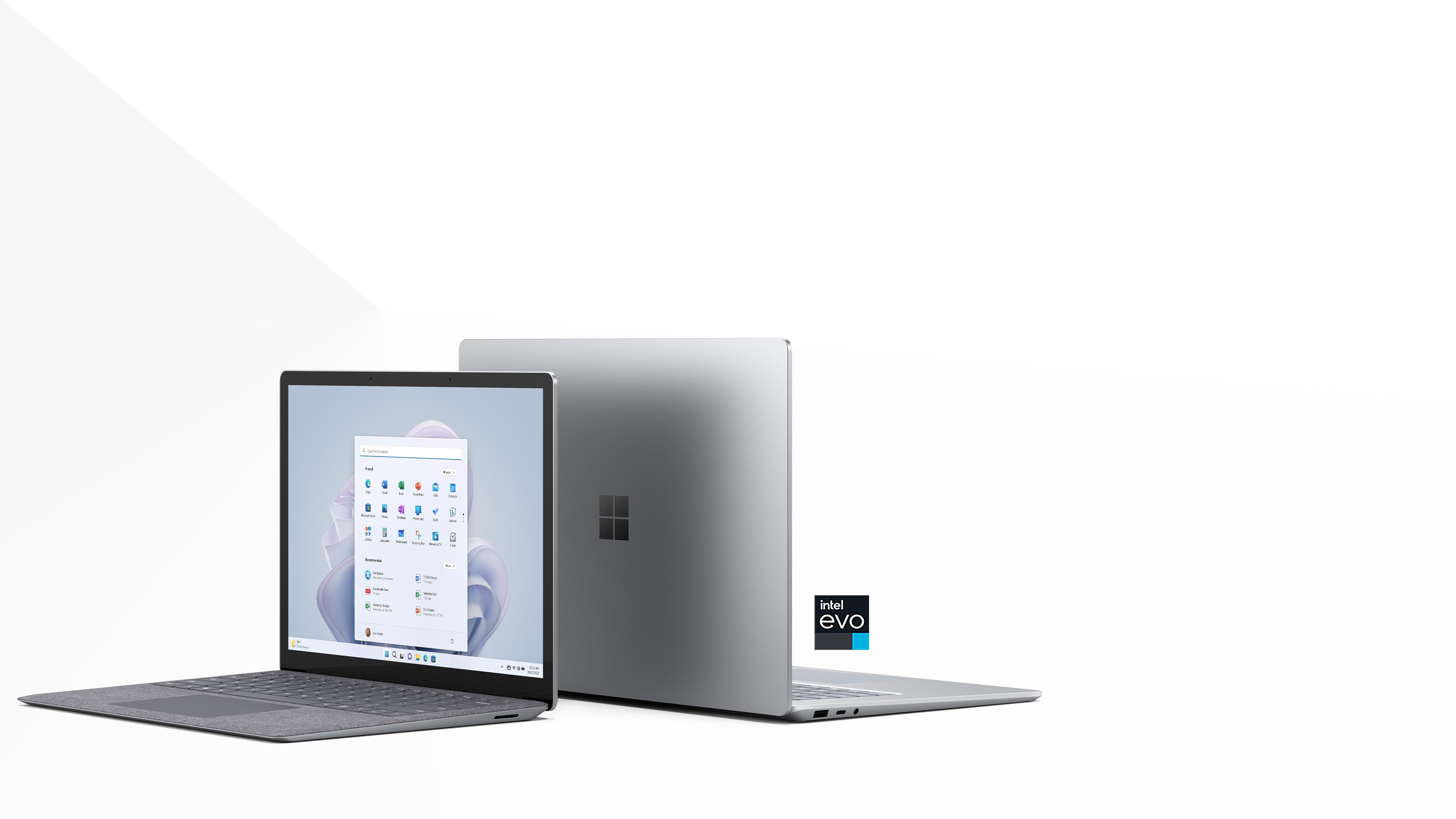 De to størrelser af Surface Laptop 5 er vist med ryg mod ryg med 13,5" foran fuldt åben med startskærmen i platin farve. 15" vender mod bagsiden af billedet med toppen delvist åben. Den er Intel Evo-certificeret.