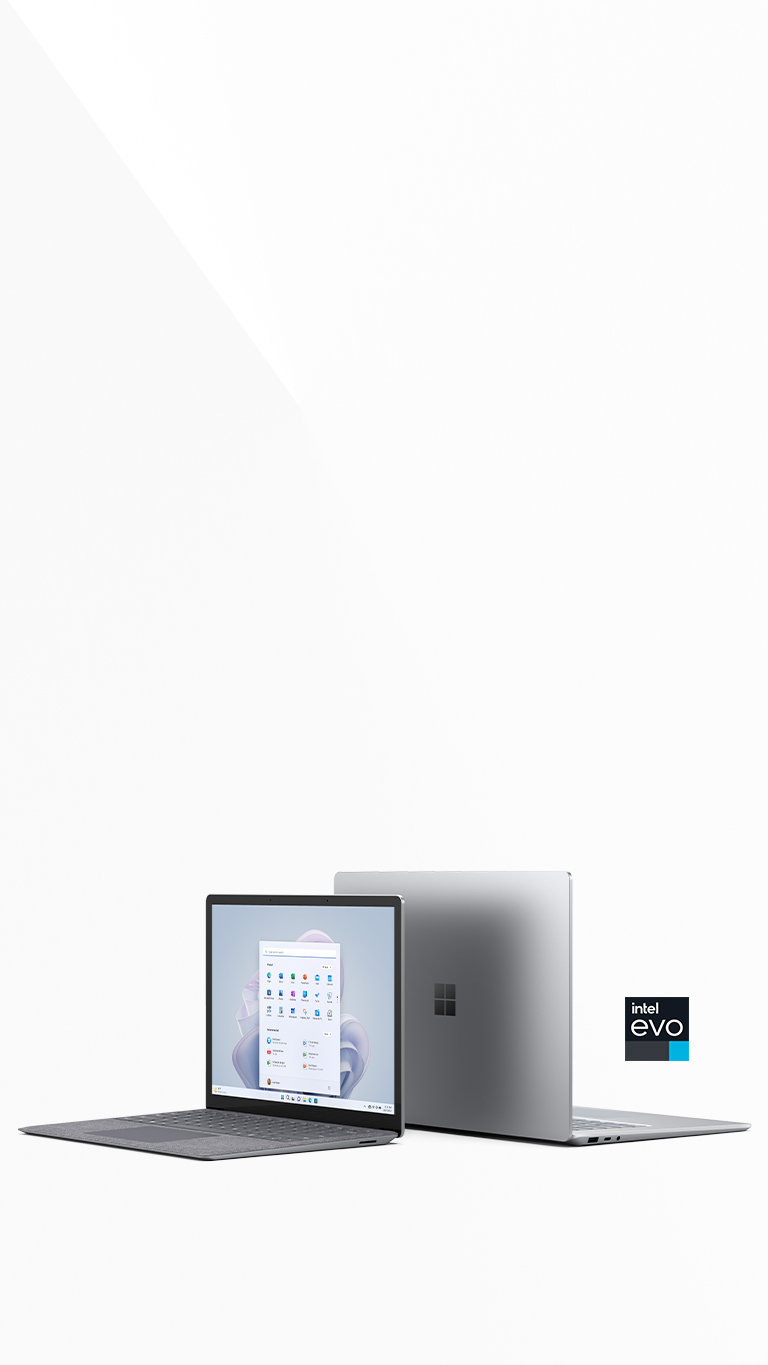 De to størrelser af Surface Laptop 5 er vist med ryg mod ryg med 13,5" foran fuldt åben med startskærmen i platin farve. 15" vender mod bagsiden af billedet med toppen delvist åben. Den er Intel Evo-certificeret.