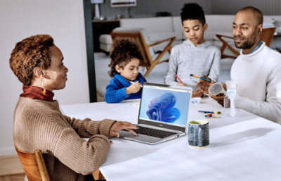 Animazione dello schermo di un dispositivo mobile che mostra informazioni sul tempo davanti allo schermo per un membro della famiglia nell'app Microsoft Family Safety. 