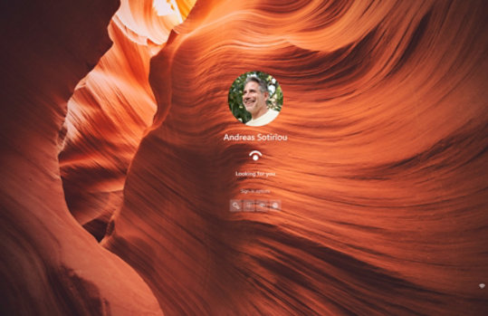 Uno sfondo con caverne con l'immagine di un utente e le opzioni di accesso