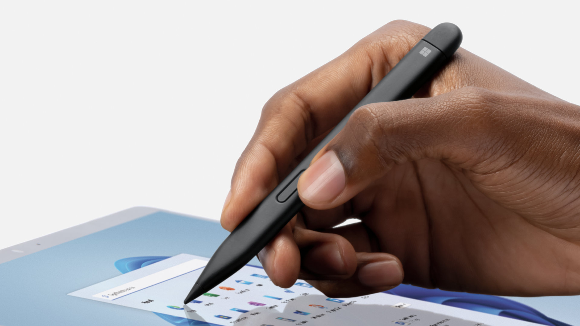 Vue rapprochée du stylet Surface Slim Pen 2 écrivant sur une Surface Pro 8.