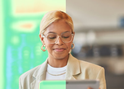 Silmälaseja ja vaaleanruskeaa pukua käyttävä nainen.