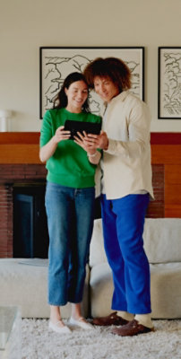 Duas mulheres assistindo a algo no tablet.