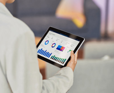 Seseorang memegang tablet di tangannya dan melihat layar dasbor