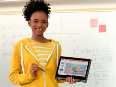 大きな青みがかった窓ガラスと「学際科学」と書かれた看板のあるモダンな建物。