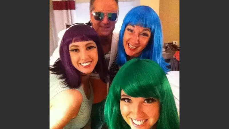 Geneviève Beaudry et les membres de sa famille présentant leurs perruques colorées de différentes teintes