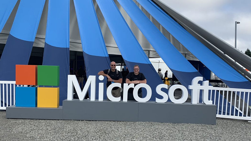Gilles Garceau et son ami devant Microsoft Office