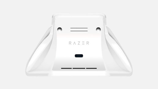 Vista trasera del soporte de carga rápida universal Razer para Xbox en Robot White.