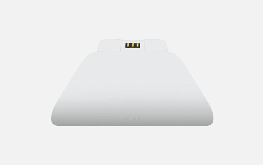 Widok z przodu na uniwersalną podstawkę Razer do szybkiego ładowania kontrolera Xbox w kolorystyce Robot White.