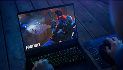 Un homme jouant à un jeu vidéo sur le Razer Blade Stealth 13 HD intégrale