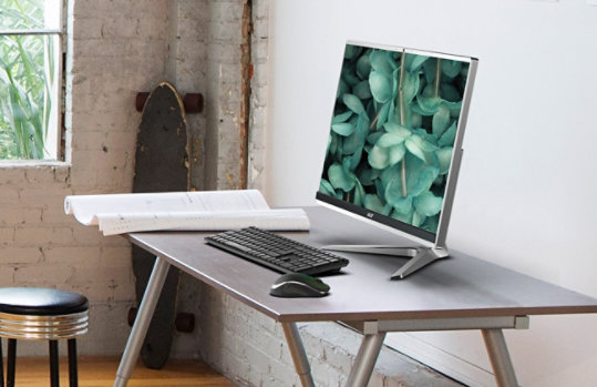 L'Acer Aspire C 24 sur un bureau dans une pièce.