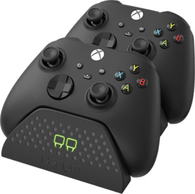 Venom Twin Docking Station Gen 2 (w kolorze czarnym) z podłączonymi dwoma czarnymi kontrolerami Xbox One — widok pod kątem od przodu