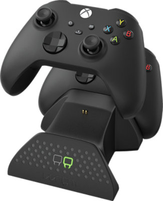 Venom Twin Docking Station Gen 2 (w kolorze czarnym) z podłączonym jednym czarnym kontrolerem Xbox One i jeden czarny kontroler Xbox One unoszący się w powietrzu — widok pod kątem od przodu