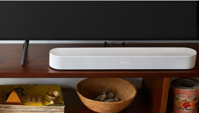 テレビの前の Sonos Beam (ホワイト)