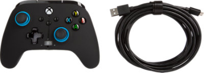 Vista frontale del controller cablato PowerA per Xbox Series X con cavo.