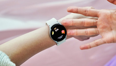 A black dial Samsung Galaxy Watch4 worn on left hand