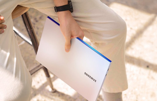 Homme qui tient le Samsung Galaxy Book Ion de 15 po