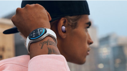 A person with the Lavender Samsung Galaxy Buds 2 earbud in their ear.