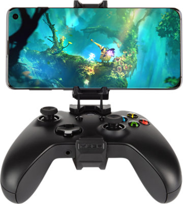 Vooraanzicht PowerA MOGA Mobile Gaming Clip 2 voor Xbox-controllers met vastgeklikt een mobiele telefoon met daarop een videogame
