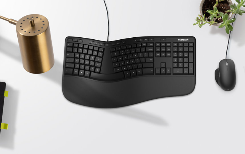 Clavier Microsoft ergonomique et souris Precision Mouse sur un bureau.