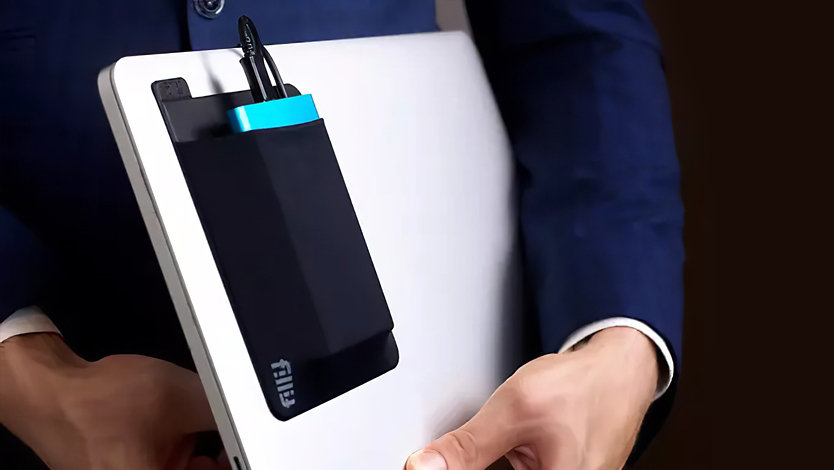 ラップトップの背面にあるSympoCreativeFillit Pocketは、ビジネスパーソンが携帯しています。