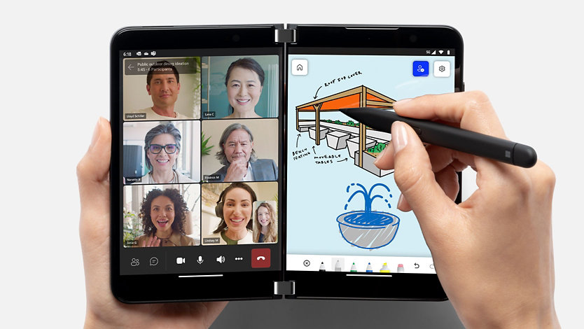 Une personne tenant un Surface Duo 2 de la main gauche et utilisant un stylet pour Surface sur l’écran avec sa main droite.