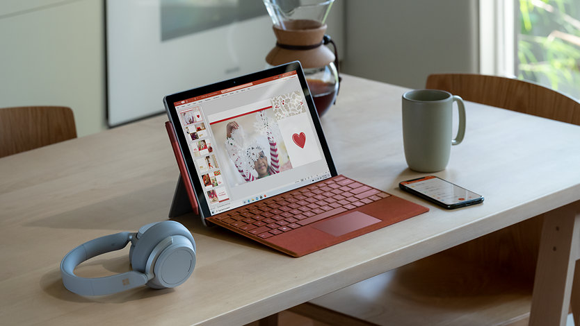 Imagen de Surface Pro y Surface Headphones sobre una mesa de madera
