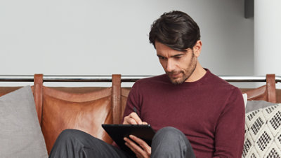  Une personne recherchant les questions fréquemment posées sur le site Web de Microsoft.