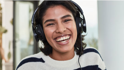 Uma pessoa sorrindo enquanto usa um auricular. 
