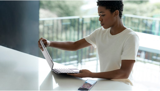  A customer speaks with a product expert to get their new device set up.