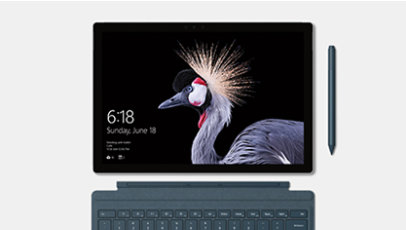 Un primer plano de una Surface Pro con pantalla inteligente separada de la funda con teclado con un lápiz delgado cerca.