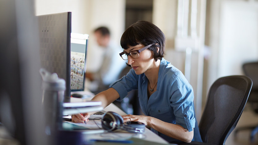 A woman accesses Windows Server from her desk at work.