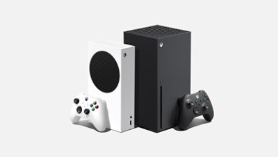 Eine Xbox Series S und eine Xbox Series X Konsole mit zwei Xbox Wireless Controllern.