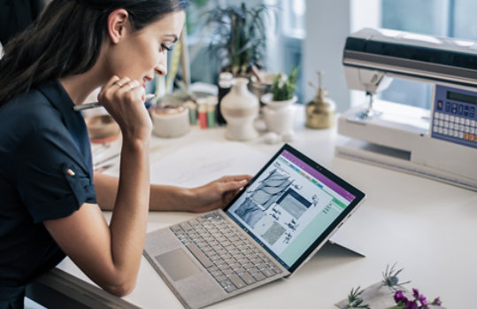 Eine Frau benutzt den Touchstift mit ihrem Surface Pro.