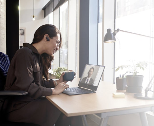 Une femme utilise son ordinateur portable à son bureau.