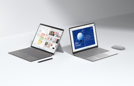 Surfaceのアクセサリーの横に、SurfaceタブレットとSurfaceノートPCが開いた状態